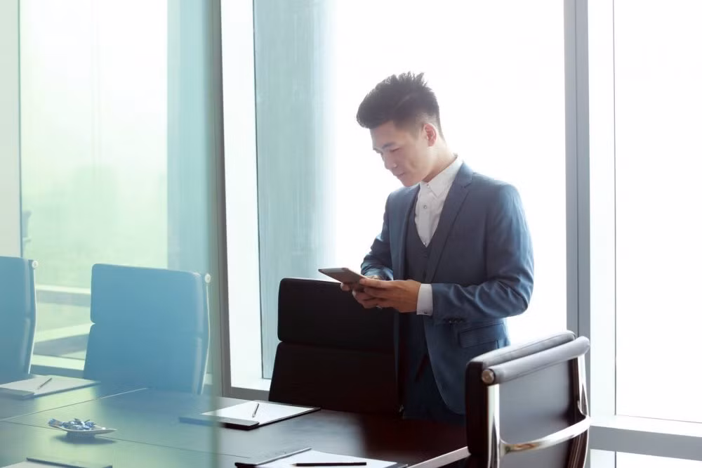 Dù sinh ra trong gia đình giàu có nhưng Quang Vinh lại là người rất biết tiết kiệm, không tiêu xài đồ hiệu, siêu xe, rất giản dị, khiêm nhường. Ảnh: VTC.