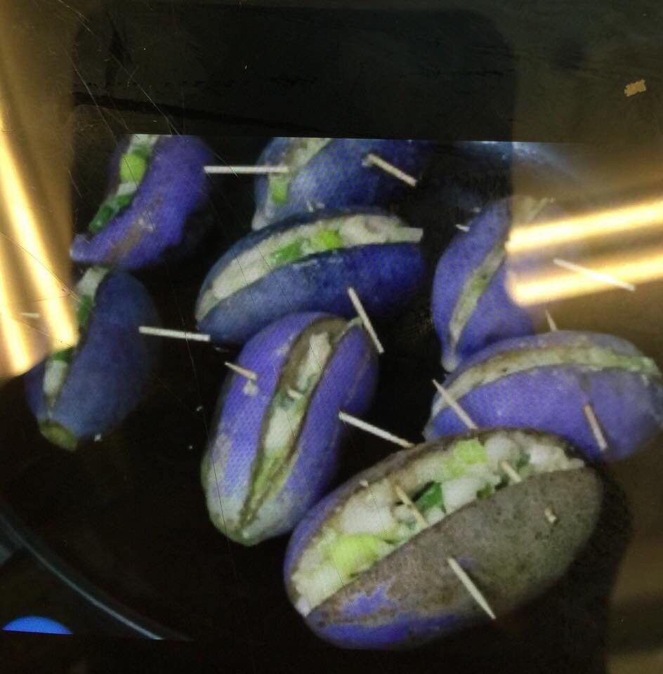 Vỏ quả Akebi hơi cay và đắng nhưng khi nấu lên sẽ loại bỏ được vị cay ra khỏi vị đắng. Ảnh: FB Ha Ngo.