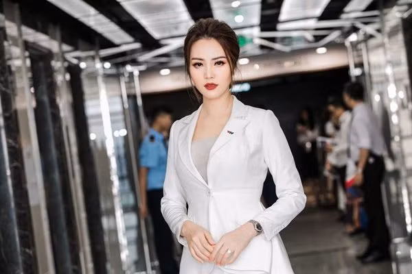 Mới đây, người đẹp tỏ ra bất ngờ khi nghe tin đồn mình đã ly hôn với chồng. Cô chia sẻ, gia đình vẫn đang vô cùng hạnh phúc. Hiện tại, con trai đầu lòng của cô đã bắt đầu bước vào lớp 1 và cô dự định sẽ lên kế hoạch sinh thêm em bé trong thời gian tới.