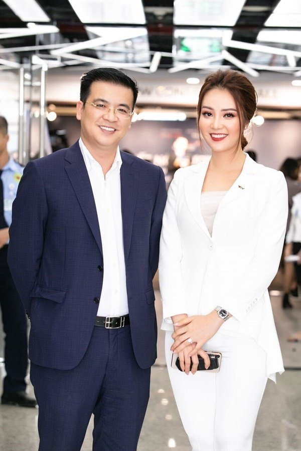 Trước buổi quay, cô luôn trò chuyện kỹ với ê kíp về kịch bản, đồng thời lắng nghe lời khuyên của BTV Quang Minh.