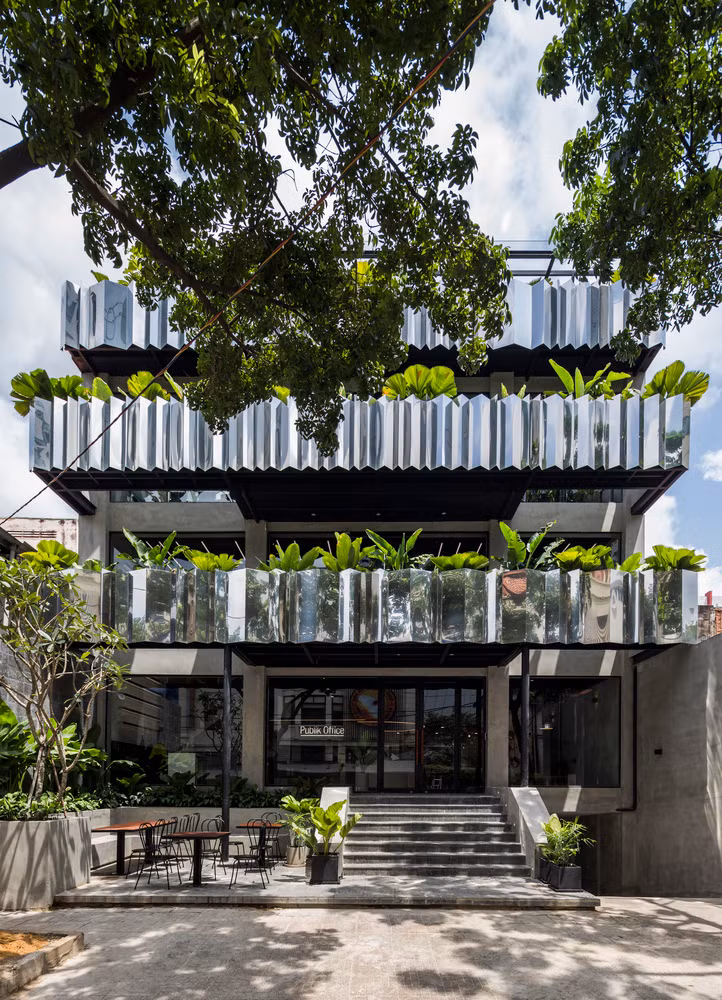 Nằm tại số 38A Nguyễn Thị Diệu, phường 6, quận 3 (TP HCM), tòa nhà văn phòng là dự án được cải tạo từ một công trình cũ xây dựng vào những năm 1990.