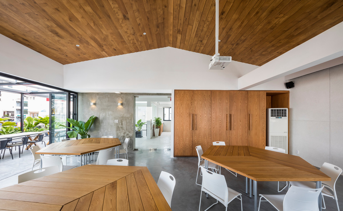 Mỗi tầng chia thành 5 gian phòng khác nhau.