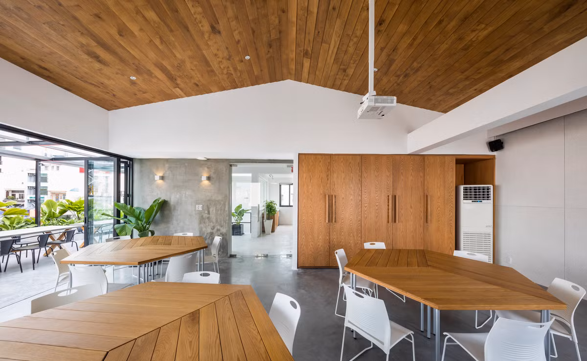 Mỗi tầng chia thành 5 gian phòng khác nhau.