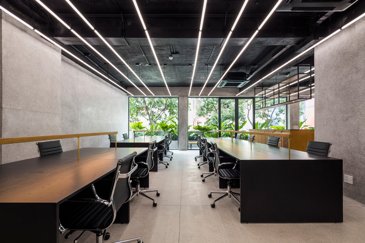 Cây xanh đặt xung quanh nhằm giảm lượng nhiệt của ánh nắng mặt trời ở hướng Tây.