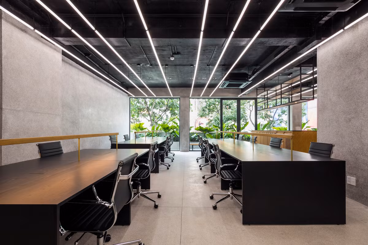 Cây xanh đặt xung quanh nhằm giảm lượng nhiệt của ánh nắng mặt trời ở hướng Tây.