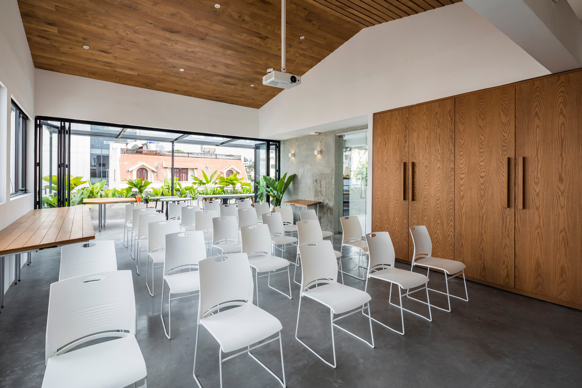 Tòa nhà thiết kế mở tối đa, đồng thời loại bỏ những trang trí rườm rà.