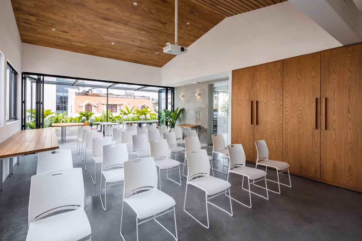 Tòa nhà thiết kế mở tối đa, đồng thời loại bỏ những trang trí rườm rà.