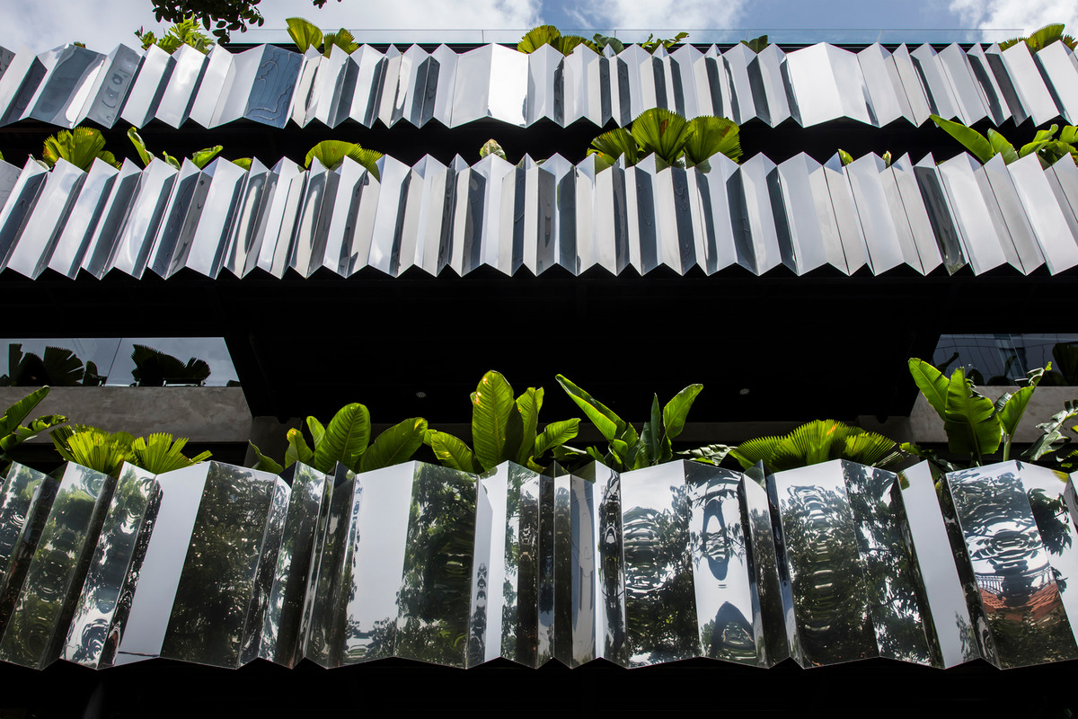 Mặt tiền độc đáo với nhiều cây xanh giúp giảm nhiệt độ từ bên ngoài.