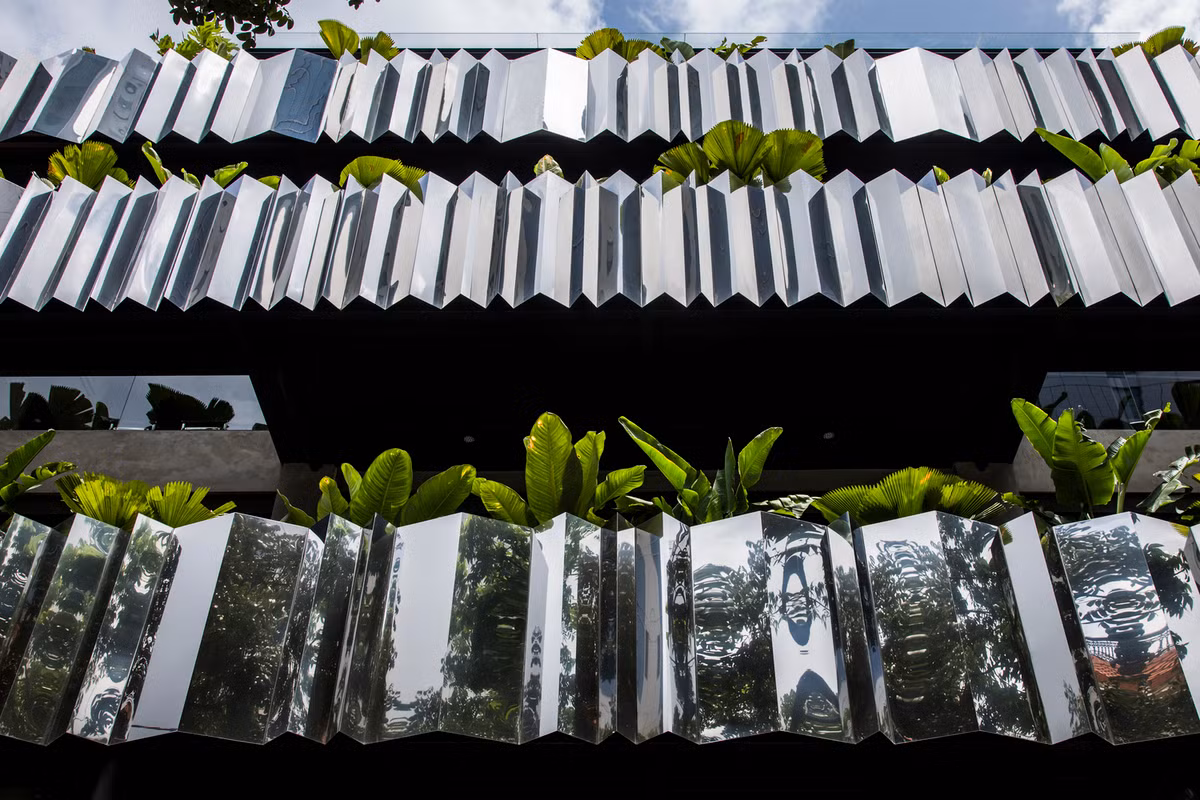 Mặt tiền độc đáo với nhiều cây xanh giúp giảm nhiệt độ từ bên ngoài.