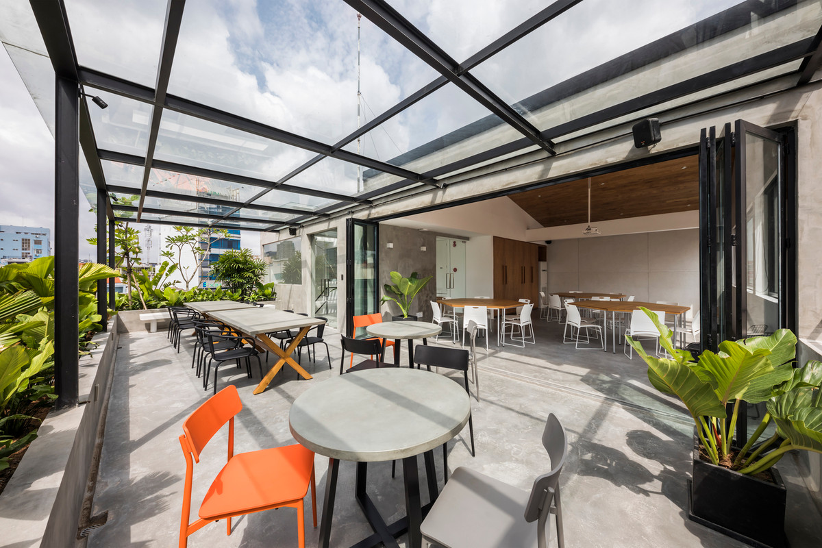 Sân thượng được thiết kế làm khu vực thưởng trà, cà phê sau mỗi giờ làm việc căng thẳng.