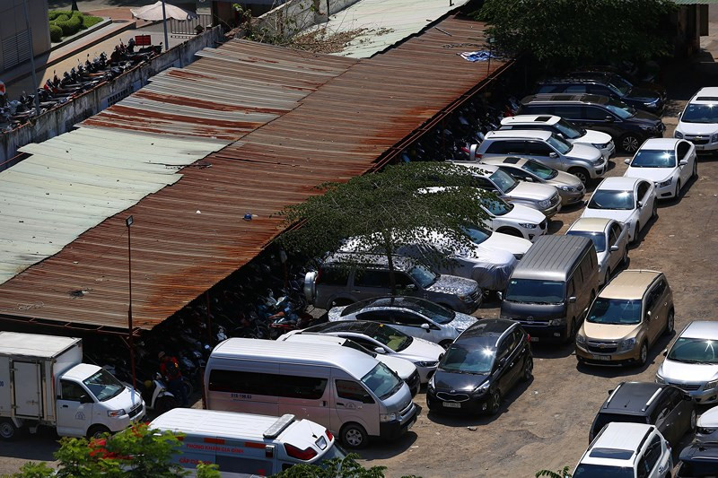 Qua kiểm tra, khu đất 8-12 Lê Duẩn đang được tận dụng làm bãi trông giữ xe ô tô. Ảnh: Plo.