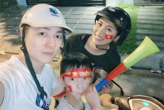 Gia đình ca sĩ Đăng Khôi cùng xuống đường đi “bão”.