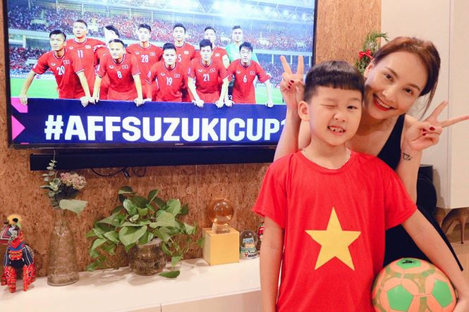 Diễn viên Bảo Thanh cùng con trai cổ vũ đội tuyển Việt Nam tại nhà do không kịp ra sân.