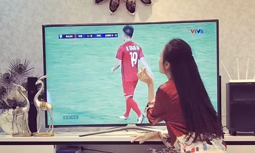 Chiến thắng của đội tuyển Việt Nam trước Philippines để giành quyền vào chơi trận chung kết AFF Cup 2018 khiến nhiều sao Việt phấn khích. Trên trang cá nhân, diễn viên Phương Oanh thả tim cho Công Phượng kèm dòng trạng thái: "Lần đầu tiên trong đời tôi xem một trận bóng đá đúng nghĩa, còn cố tình mặc bộ màu đỏ để cổ vũ cho đội tuyển nước nhà. Các em chạy trên sân còn chị chạy tại chỗ để thả tim cho các em mà cũng toát cả mồ hôi hột đây này. Lần đầu tôi bị mê trai trẻ”.