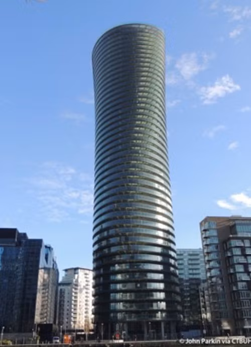 Tòa nhà Arena Tower (London, Anh) cao 149 mét, 45 tầng, bao gồm 366 căn hộ.