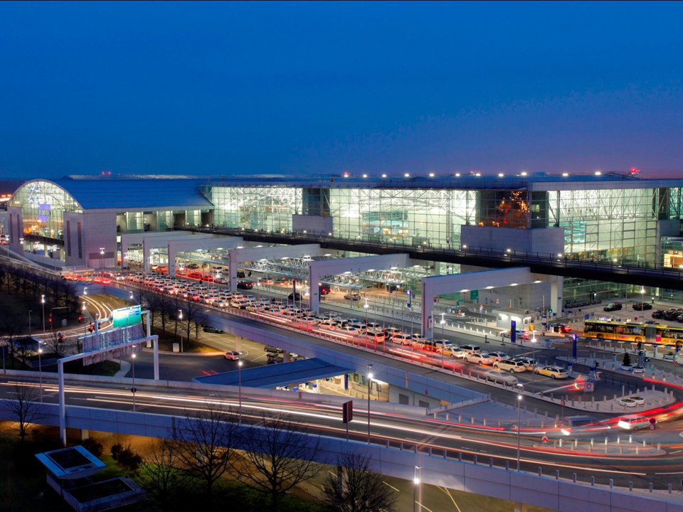 Phục vụ 98 hãng hàng không và 250 điểm đến tại 105 quốc gia khác nhau, sân bay Frankfurt (Đức) là sân bay nhộn nhịp thứ 4 châu Âu và là một trong những trung tâm giao thông quan trọng bậc nhất thế giới. Nguồn ảnh: Worldairportawards.