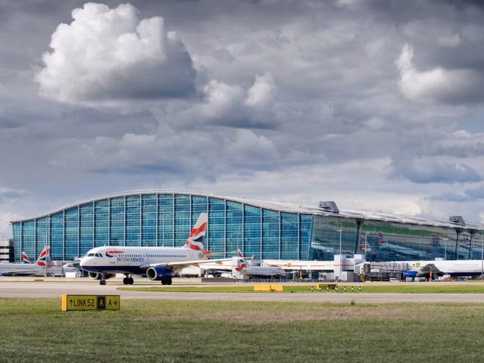 Sân bay London Heathrow là sân bay bận rộn nhất ở Anh. Năm 2018, Nhà ga Heathrow 2 đã được bầu chọn là Nhà ga sân bay tốt nhất thế giới.