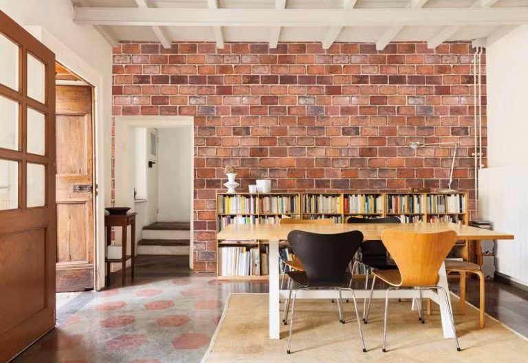 Họa tiết gạch đỏ kết hợp với những đường chỉ xây màu trắng tạo nên điểm nhấn cho bức tường. Ảnh: NND.