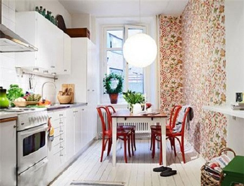 Phòng bếp ấn tượng với mẫu xốp dán tường họa tiết đẹp mắt. Ảnh: NND.