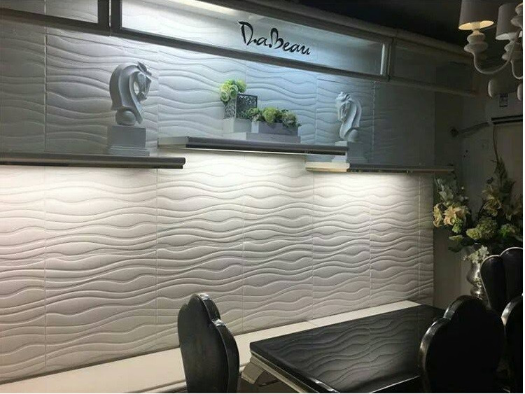 Xốp dán tường vân sóng đầy thẩm mỹ. Ảnh: NND.