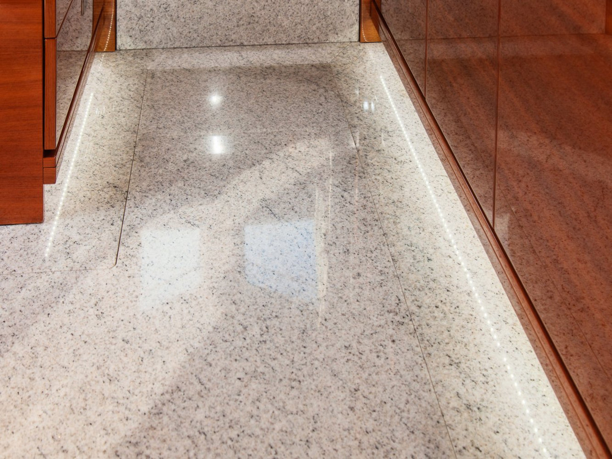 Sàn máy bay được phủ bằng những tấm thảm có độ sáng bóng như đá granite. Nguồn ảnh: BI.