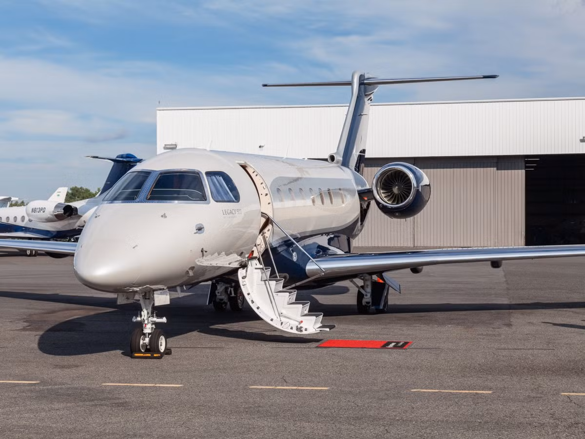 Không giống như máy bay phản lực trên, Embraer Legacy 500 là máy bay hạng trung được thiết kế để vận hành các tuyến ngắn hơn.