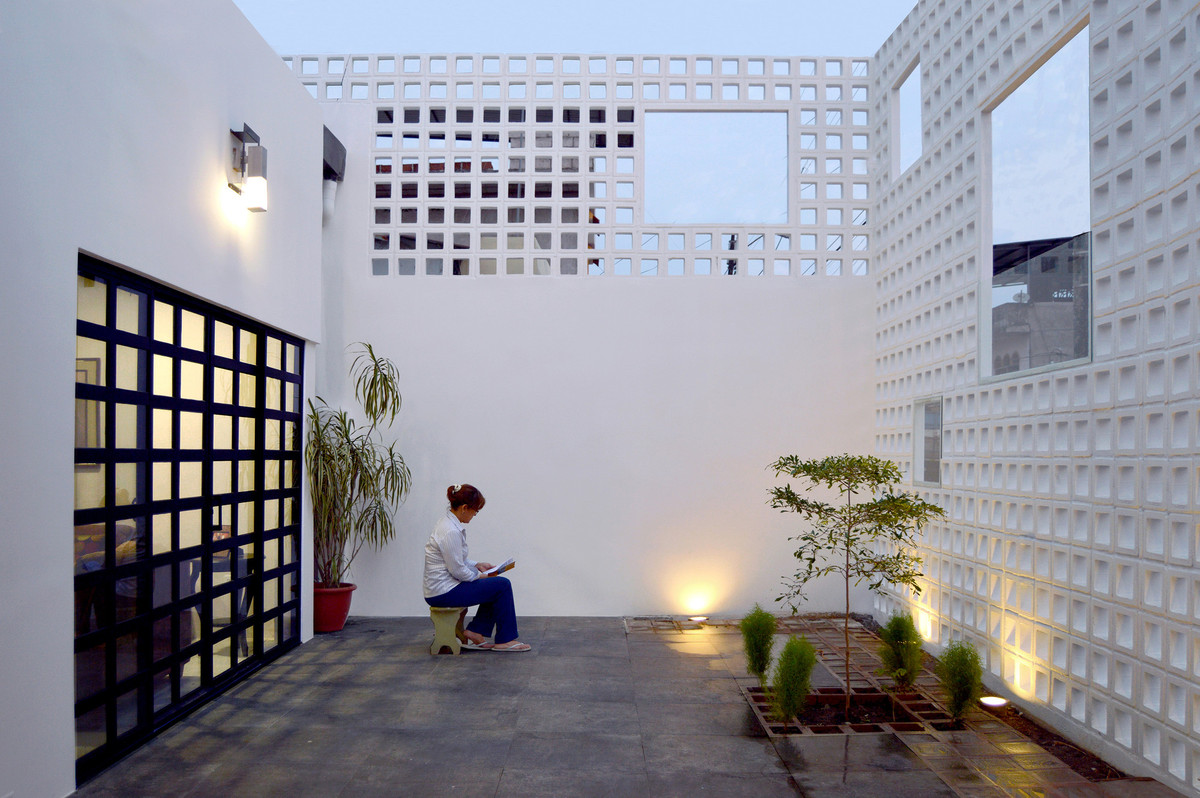 Nhờ bức tường gạch rỗng, ánh sáng có thể len lỏi qua kẽ hở vào mọi góc trong nhà.