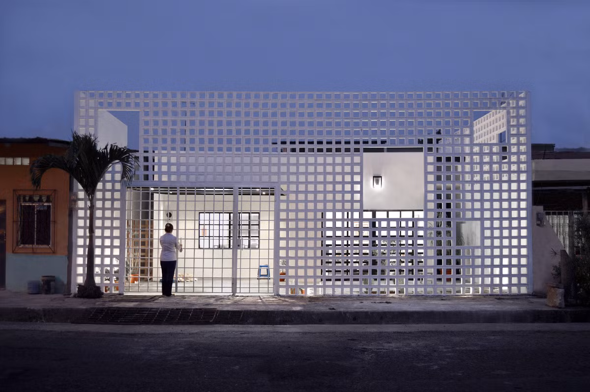  Ngôi nhà được xây hoàn toàn thủ công bằng lao động địa phương cùng vật liệu chủ yếu là đất sét và gỗ.