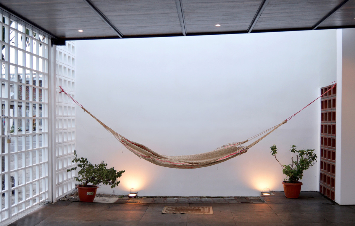 Góc thư giãn bình yên bên chiếc võng và nắng vàng.