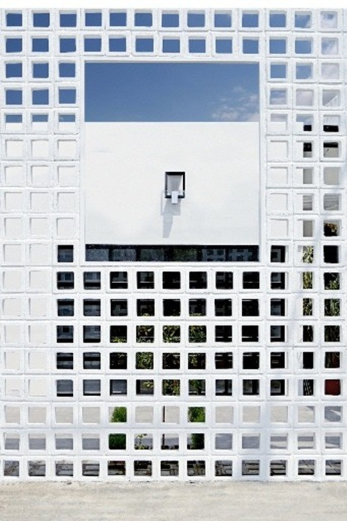 Mặc dù bỏ đi bức tường kín truyền thống nhưng căn nhà vẫn đảm bảo được sự riêng tư cần thiết.