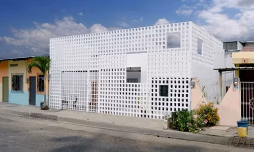 Nhằm đáp ứng mong muốn tìm lại cảm giác tự do khi nhìn ra ngoài cửa sổ của gia chủ, nhóm kiến trúc sư đã tạo ra một dự án nhà ở Infinita House được bao quanh bởi tường gạch rỗng.