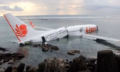 Năm 2013, một chiếc máy bay Boeing 737 của Hãng hàng không Lion Air chở hơn 100 hành khách đã bay ra khỏi đường băng Bali (Indonesia) và rơi xuống biển. Tuy nhiên, may mắn là tất cả 108 người trên máy bay đều sống sót. Ảnh: Theguardian.