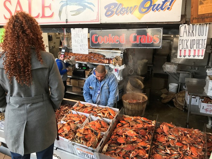 Một số quầy bán đồ hải sản nấu chín cho khách thưởng thức. Ảnh: Printest.