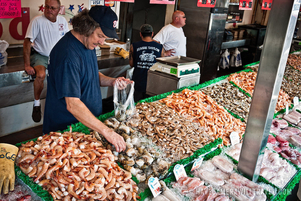 Mở cửa từ 7h đến 20h hàng ngày, chợ cá cổ bán đầy đủ các loại hải sản tại địa phương như sò điệp, hàu, cá kiếm, cua xanh, cá hồng, ngao...Ảnh: Have Camera.