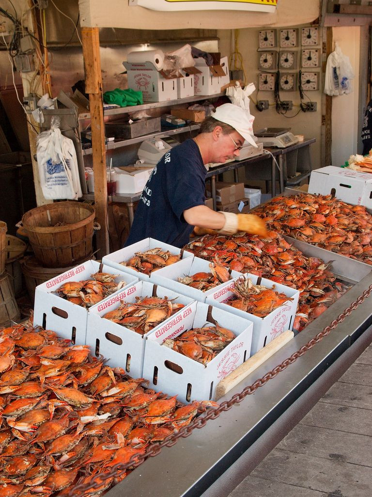 Bên cạnh hải sản tươi sống, chợ còn có một số thực phẩm chế biến sẵn như cua, ghẹ, tôm. Ảnh: Pinterest.