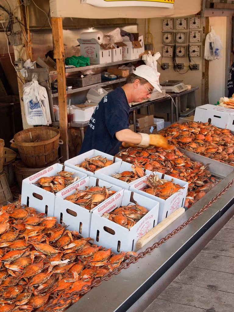 Bên cạnh hải sản tươi sống, chợ còn có một số thực phẩm chế biến sẵn như cua, ghẹ, tôm. Ảnh: Pinterest.