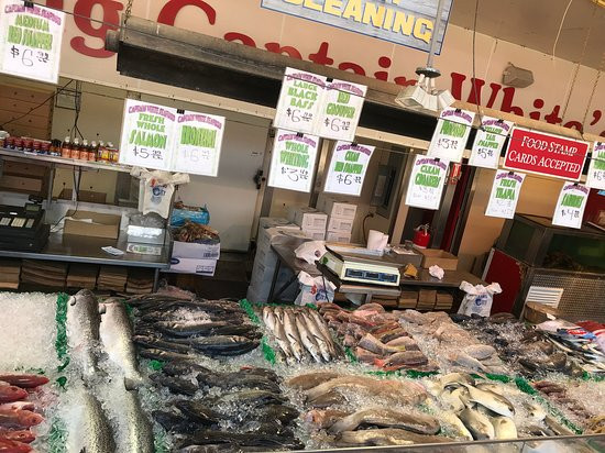 Các loại hải sản được phân loạt, sắp xếp gọn gàng, đảm bảo quy trình bảo quản. Ảnh: TripAdvisor.