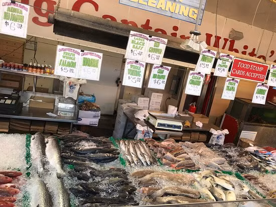 Các loại hải sản được phân loạt, sắp xếp gọn gàng, đảm bảo quy trình bảo quản. Ảnh: TripAdvisor.