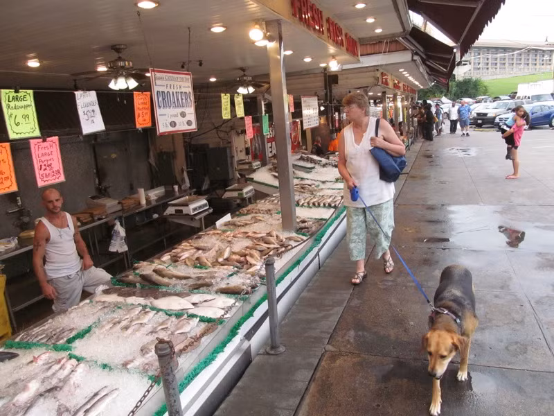 Chợ cá Maine Avenue hoạt động liên tục từ năm 1805. Ảnh: Watch Me Eat.