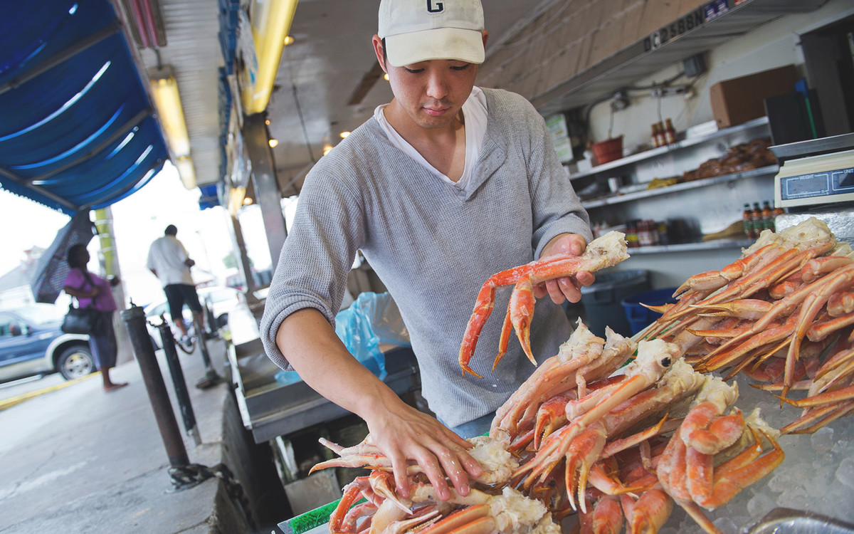 Số lượng cá và các loại hải sản được đem ra bán nhiều nhất từ tối thứ 6 cho đến chủ nhật. Ảnh: Travel + Leisure.