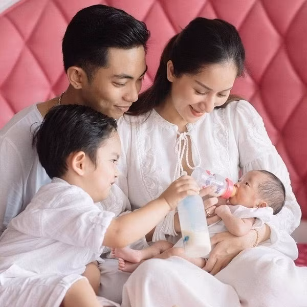 Phan Hien tung anh ba xa Khanh Thi dien vay cuoi gay xon xao MXH-Hinh-4