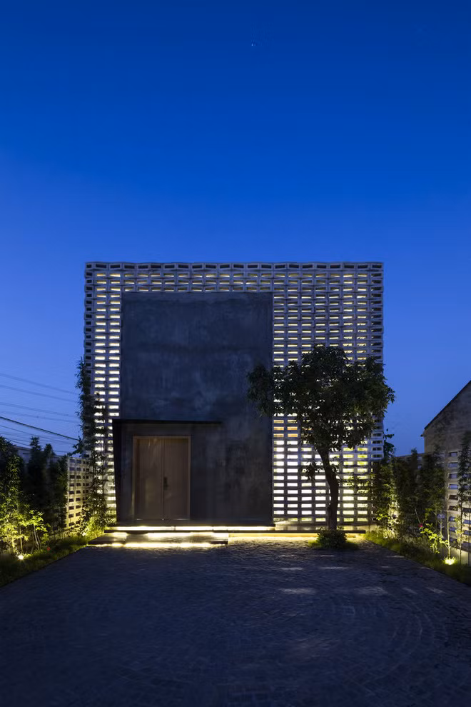 Trải dài theo đường quốc lộ, bị ảnh hưởng khá nhiều bởi khói, bụi, tiếng ồn nên kiến trúc sư đã dành 11m đất phía trước làm sân chơi và chỗ để xe.