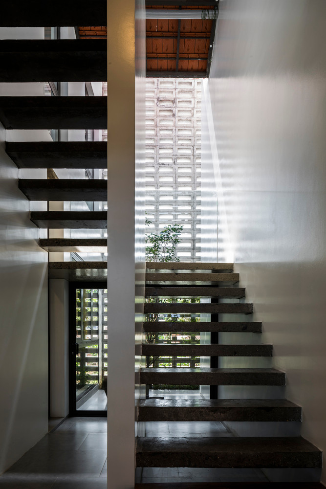 Theo yêu cầu của gia chủ, căn nhà vừa phải đáp ứng một không gian rộng phía trước để tiện cho việc buôn bán, vừa đảm bảo không gian sinh hoạt được tách biệt.