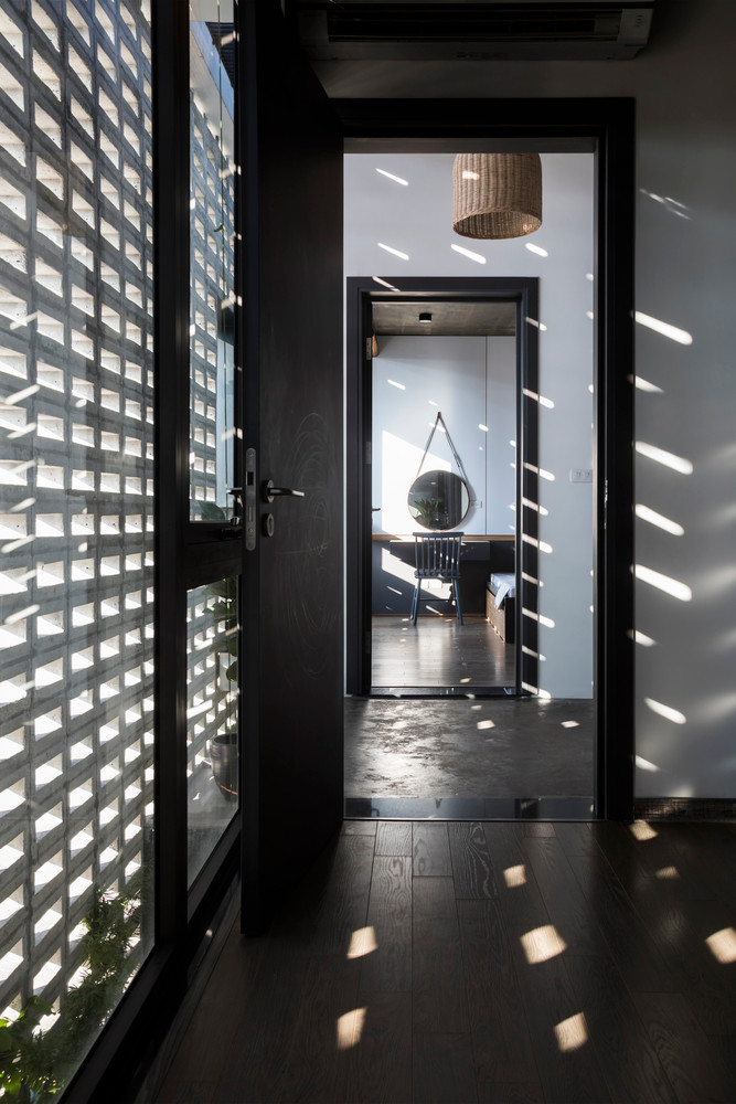 Bức tường rỗng tạo ra hiệu ứng ánh sáng lạ mắt khi nắng chiếu vào.