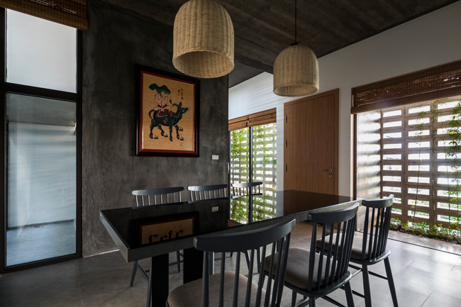 Phòng bếp, bàn ăn và phòng ngủ được bố trí ở phía sau nhà.