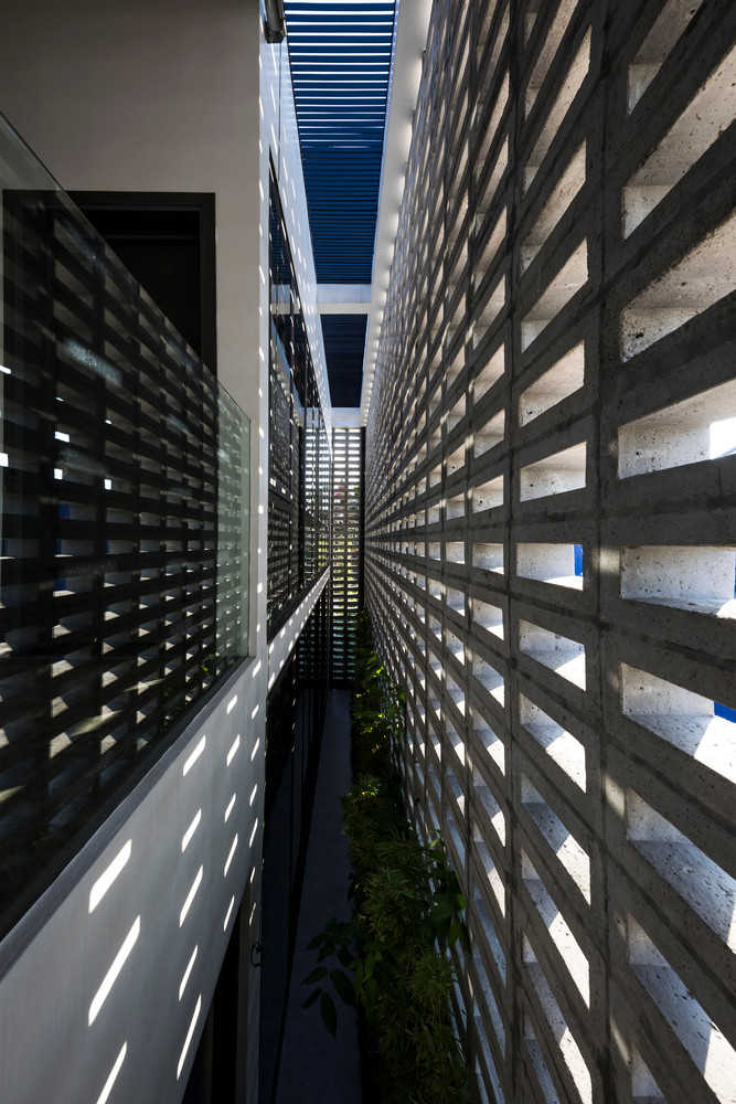 Tường rỗng bố trí ở nơi đón gió, tường đặc đặt ở nơi chịu nắng.