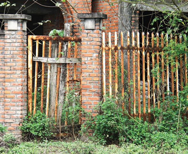 Rất nhiều căn biệt thự trong khu đô thị đã có dấu hiệu xuống cấp. Ảnh: Báo đầu tư Bất động sản.