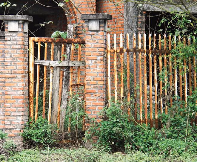 Rất nhiều căn biệt thự trong khu đô thị đã có dấu hiệu xuống cấp. Ảnh: Báo đầu tư Bất động sản.