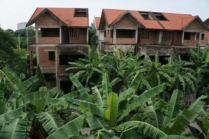 Nhiều biệt thự chỉ xây thô rồi bỏ không. Ảnh: Đất Việt.