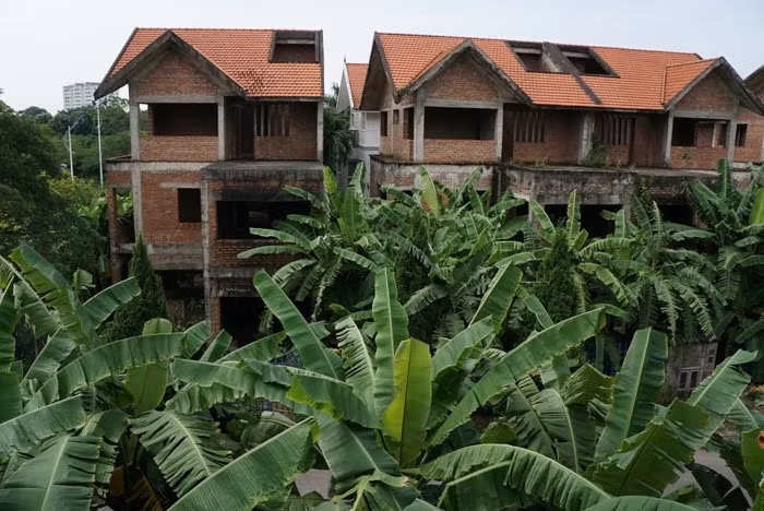 Nhiều biệt thự chỉ xây thô rồi bỏ không. Ảnh: Đất Việt.
